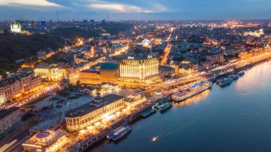 Günbatımında hava şehri manzarası. Kiev, Ukrayna. İnsansız hava aracı atışı, kuş bakışı, hava manzarası.