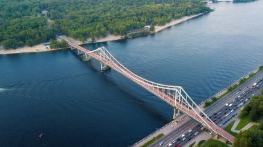 Cam yaya ve bisiklet köprüsü. Turistik bir yer. Kiev, Ukrayna. İnsansız hava aracı atışı, kuş bakışı, hava manzarası.