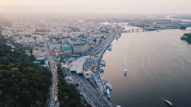 Günbatımında hava şehri manzarası. Kiev, Ukrayna. İnsansız hava aracı atışı, kuş bakışı, hava manzarası.