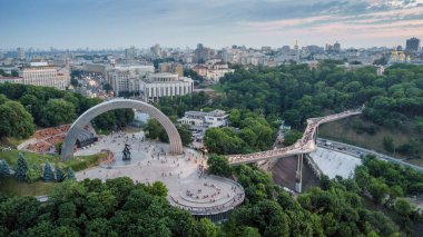 Cam yaya ve bisiklet köprüsü. Yeni turistik bir yer. Kiev, Ukrayna. İnsansız hava aracı atışı, kuş bakışı, hava manzarası.
