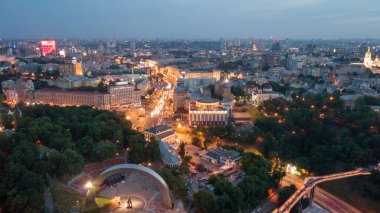 Cam yaya ve bisiklet köprüsü. Yeni turistik bir yer. Kiev, Ukrayna. İnsansız hava aracı atışı, kuş bakışı, hava manzarası.