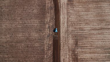 Traktörün hava görüntüsü, ekili alanı birleştirin. İHA atışı. metin için boşluk olan resim
