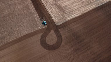 Traktörün hava görüntüsü, ekili alanı birleştirin. İHA atışı. metin için boşluk olan resim