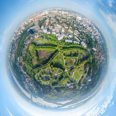 Küre manzarası. Yeşil park ve şehir manzarasının stereografik yansıması. 360 derece panorama. küçük gezegen 