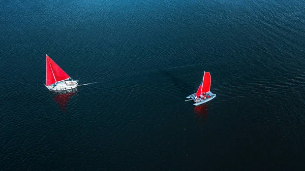 Luchtfoto Van Zeiljachten Drijvend Prachtige Blauwe Oceaan — Stockfoto