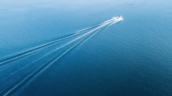 オープン海で豪華ヨットセーリング 空の景色 ドローンが撃たれた テキストのためのスペースを持つ画像 — ストック写真