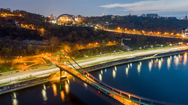 Κεραία Νυχτερινή Θέα Της Πόλης Φωτεινά Κτίρια Και Γέφυρα Σφηνάκι — Φωτογραφία Αρχείου