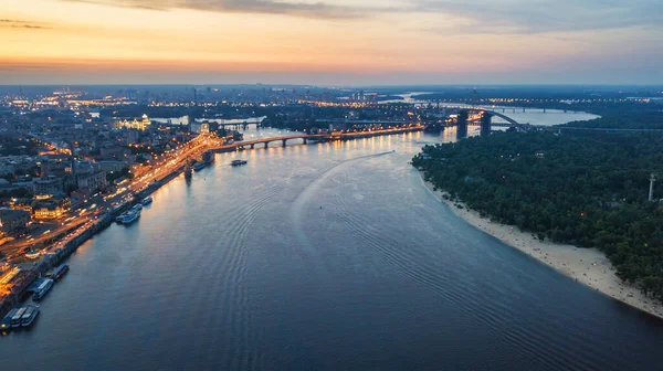 Günbatımında hava şehri manzarası. Kiev, Ukrayna. İnsansız hava aracı atışı, kuş bakışı, hava manzarası.