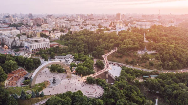 Pedestre Vidro Ponte Bicicleta Novo Lugar Turístico Kiev Ucrânia Tiro — Fotografia de Stock