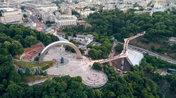 Üveg Gyalogos Kerékpár Híd Turisztikai Hely Kijev Ukrajna Drónlövés Madártávlat — Stock Fotó