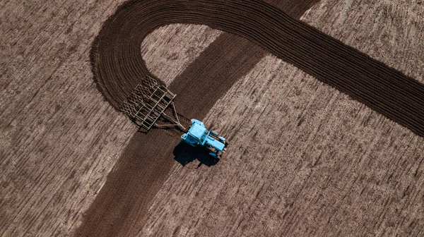 Flygfoto Traktorn Kombinera Odlingsfält Ett Drönarskott Bild Med Plats För — Stockfoto