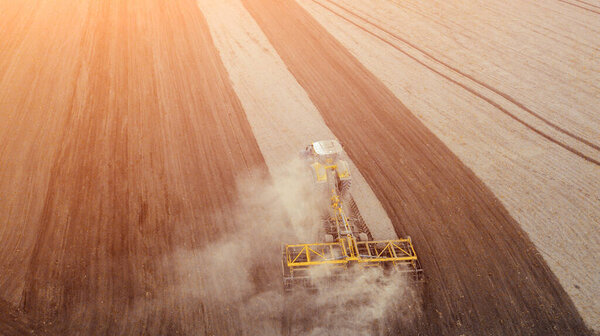 вид с воздуха на трактор, комбайновое поле. Беспилотник. изображение с пробелами для текста. Фермерство сверху
