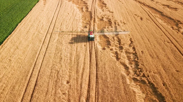 Equipo Agrícola Moderno Maquinaria Pulverización Campo Trigo Trabajos Temporada Vista —  Fotos de Stock