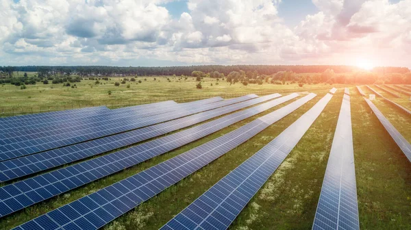 Vista Aérea Painéis Solares Gramado Verde Tiro Drone Olho Pássaro — Fotografia de Stock