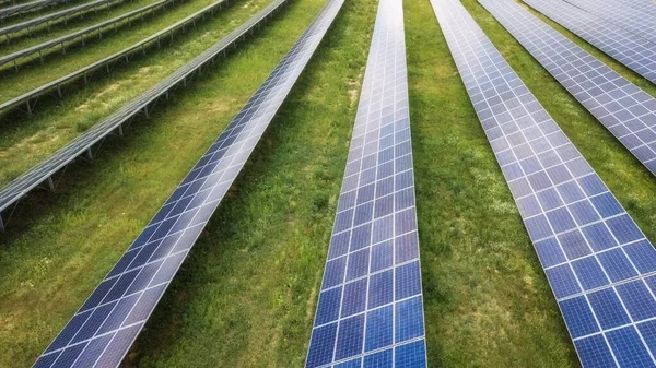 Vista Aérea Painéis Solares Gramado Verde Tiro Drone Olho Pássaro — Fotografia de Stock