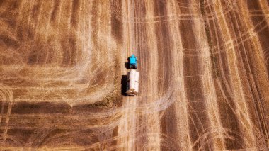 erial manzara modern tarım ekipmanları, makineler, traktör hasat buğday tarlası. Mevsimlik işler. İHA atışı. Metin için boşluğu olan resim. Yukarıdan gelen tarlalar