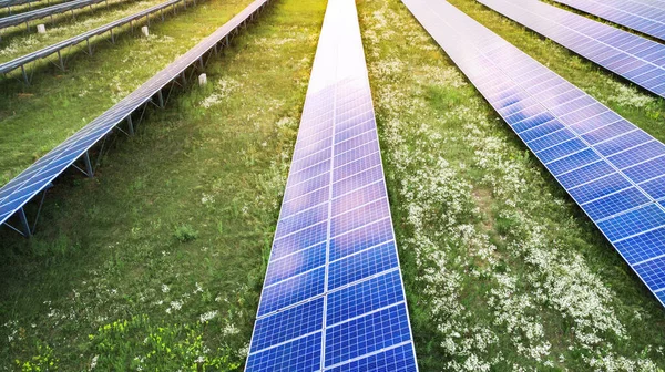 Bovenaanzicht Van Zonnepanelen Groen Gazon Drone Schot Vogeloog — Stockfoto