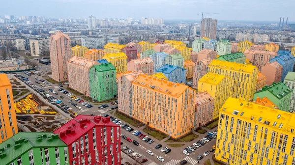 Панорамний Вид Різнокольорові Червоні Зелені Сині Жовті Будівлі Міській Вулиці — стокове фото