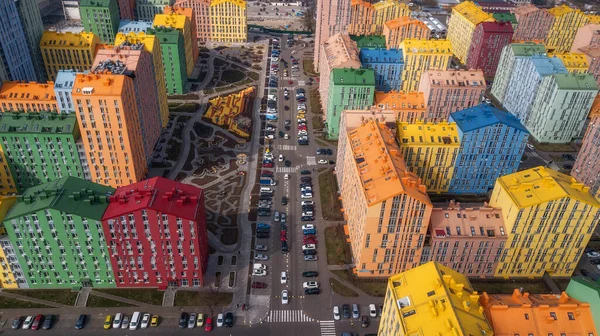 Şehir Caddesinde Renkli Binaların Panoramik Hava Manzarası Kırmızı Yeşil Mavi — Stok fotoğraf