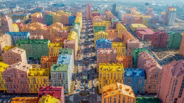 Şehir Caddesinde Renkli Binaların Panoramik Hava Manzarası Kırmızı Yeşil Mavi — Stok fotoğraf