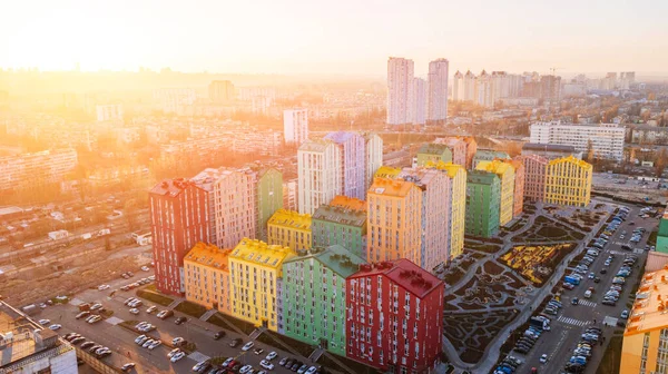 Şehir Caddesinde Renkli Binaların Panoramik Hava Manzarası Kırmızı Yeşil Mavi — Stok fotoğraf