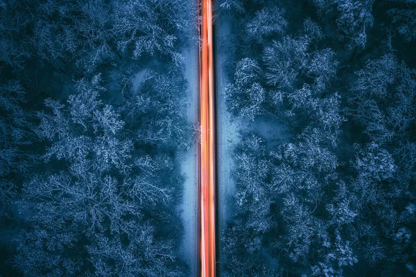 Vista Aérea Carretera Nocturna Invierno Coches Que Pasan Por Bosque — Foto de Stock