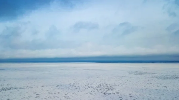 Flygfoto Över Vit Vinter Frusen Sjö Uppifrån Fågelöga Drönarskott Fantastisk — Stockfoto