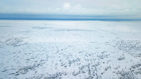 Flygfoto Över Vit Vinter Frusen Sjö Uppifrån Fågelöga Drönarskott Fantastisk — Stockfoto