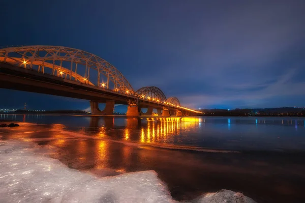Éjszakai Kilátás Világító Híd Téli Városkép — Stock Fotó