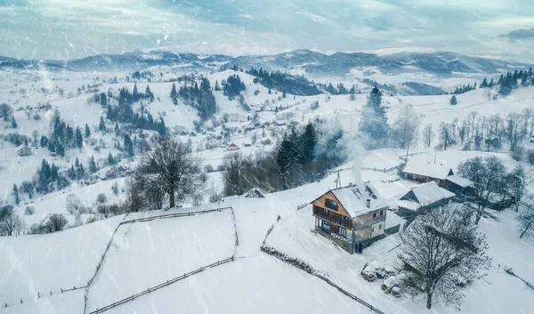 Prachtig Winterlandschap Dennenbomen Bedekt Met Sneeuw Bergen — Stockfoto