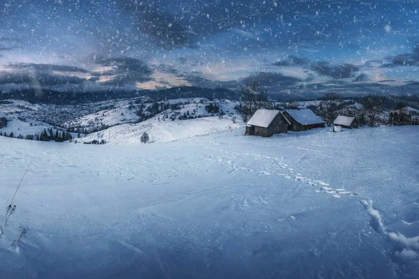 地平線の農村と山の素晴らしいパノラマビューは 日没の雪で覆われています 美しい冬の風景 — ストック写真
