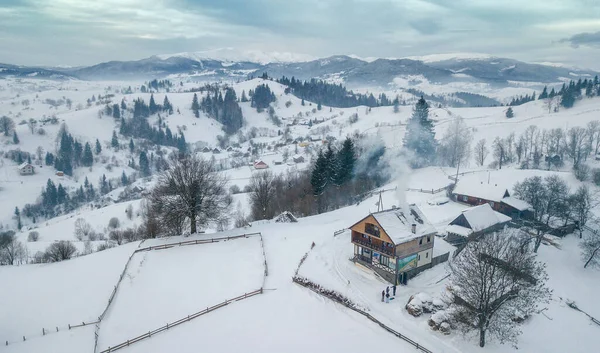 Vackert Vinterlandskap Gran Träd Täckta Med Snö Bergen — Stockfoto