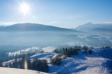 Kış manzarası. Ufuktaki dağlar karla kaplı.