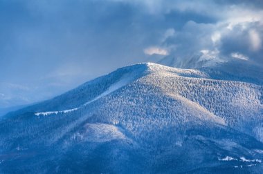 Dağ manzaralı güzel kış manzarası. doğal arkaplan