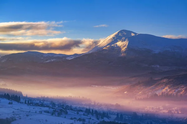 Winterlandschap Bergen Aan Horizon Bedekt Met Sneeuw — Stockfoto