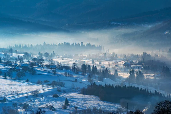 Winterlandschap Bergen Aan Horizon Bedekt Met Sneeuw — Stockfoto