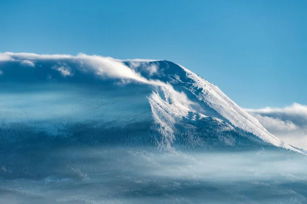 Zimowy Krajobraz Góry Horyzoncie Pokryte Śniegiem — Zdjęcie stockowe