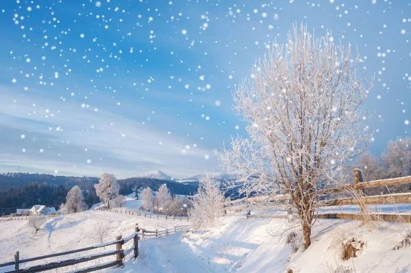 Winterlandschap Landelijke Weg Bedekt Met Sneeuw Bergen Aan Horizon — Stockfoto