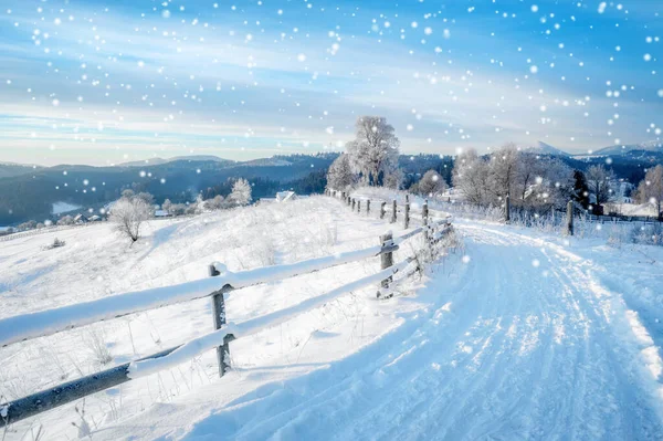 Vinterlandskap Landsvägen Täckt Snö Berg Vid Horisonten — Stockfoto