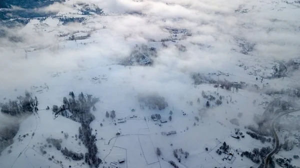 Incrível Paisagem Inverno Montanhas Cobertas Neve Nevoeiro Tiro Drone Olho — Fotografia de Stock