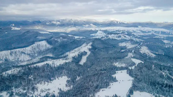 Fantastiskt Vinterlandskap Berg Täckta Med Snö Och Blå Molnig Himmel — Stockfoto