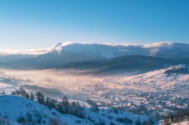 Kış manzarası. dağlar ve köknar ağaçları