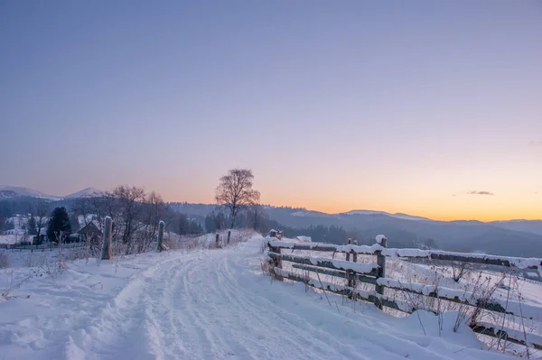 Strada Rurale Invernale Coperta Neve Montagne All Orizzonte Bellissimo Paesaggio — Foto Stock