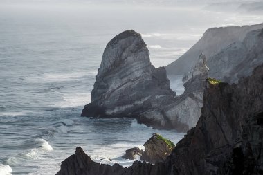 Güzel Atlantik Okyanusu manzaralı ufukta kayalar ve dalgalar var. Cape Cao Da Roca, Portekiz