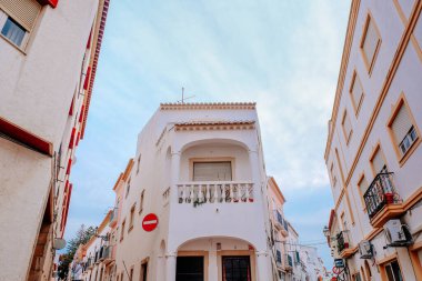 Lagos, Portekiz - 04 Mayıs 2017: Beyaz ve renkli (kırmızı, mavi, sarı ve yeşil) çiçekle süslenmiş eski Avrupa şehir caddesi.