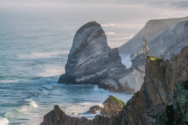 Güzel Atlantik Okyanusu manzaralı ufukta kayalar ve dalgalar var. Cape Cao Da Roca, Portekiz