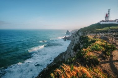 Kayalar ve dalgalarla güzel bir okyanus manzarası.