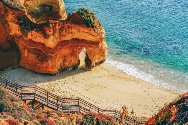 Güzel Atlantik Okyanusu manzaralı ufuk, kumlu sahil, kayalar ve dalgalar. Algarve, Portekiz