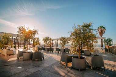 Güneş doğarken eski Avrupa şehrinde boş bir kafe