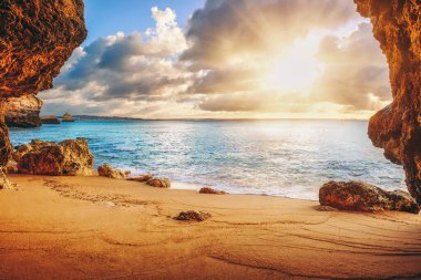 Güzel Atlantik Okyanusu manzaralı ufuk, kumlu sahil, kayalar ve dalgalar. Algarve, Portekiz
